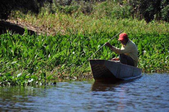 São muitos pescadores ao longo do rio Cuiabá, região de Porto Jofre, no final da rodovia Transpantaneira, no Pantanal Norte, no Mato Grosso
